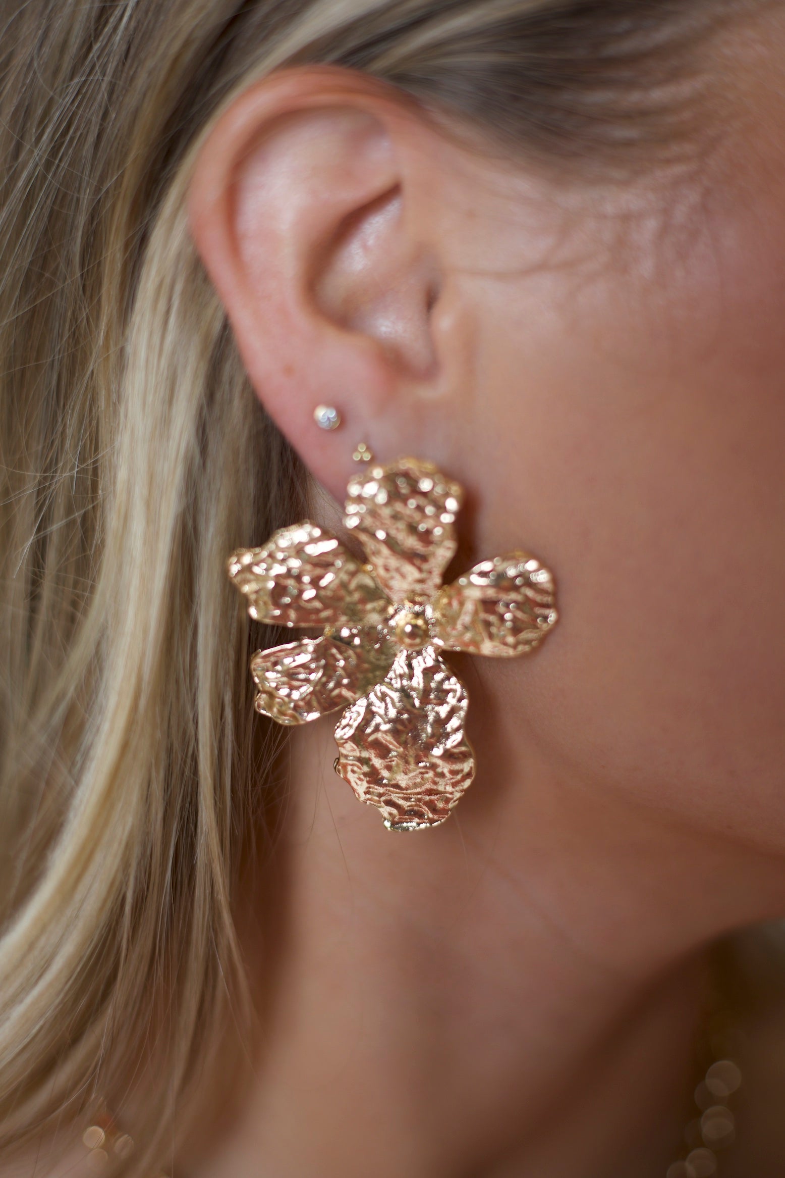 STATEMENT FLOWER STUD EARRINGS